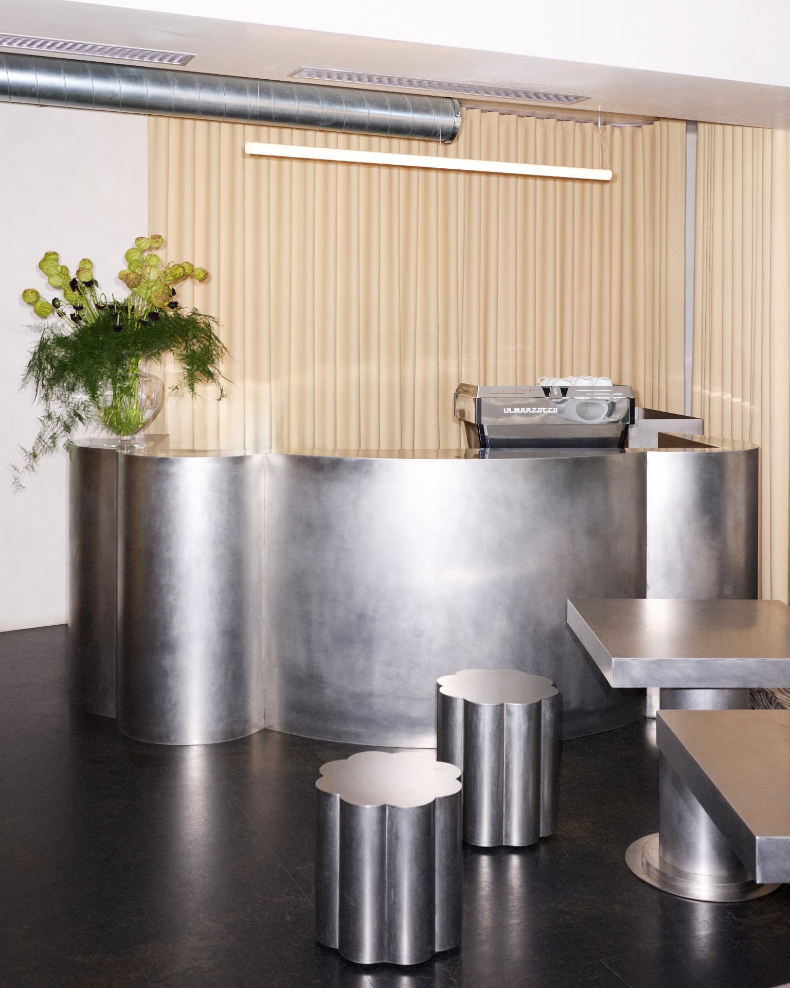 The steel coffee bar at DRAFT. Zürich